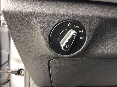 Used 2025 Volkswagen Jetta SE FWD image 18