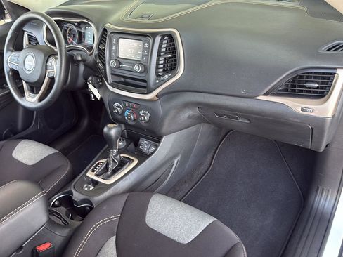 Used 2016 Jeep Cherokee Sport image 29