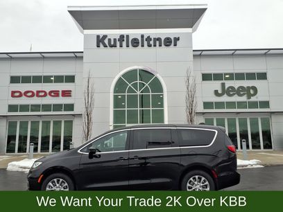 New 2026 Chrysler Pacifica Select