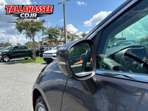Used 2021 Chrysler Pacifica Touring-L FWD image 11