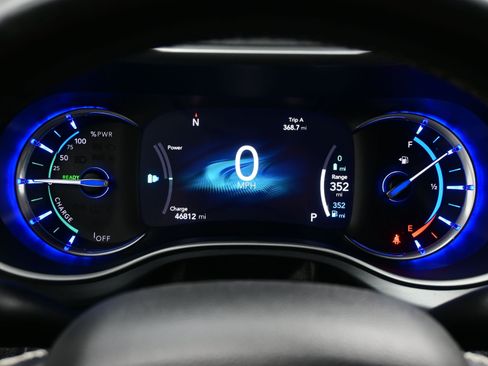 Used 2021 Chrysler Pacifica Touring w/ Uconnect Theater Family Group image 26