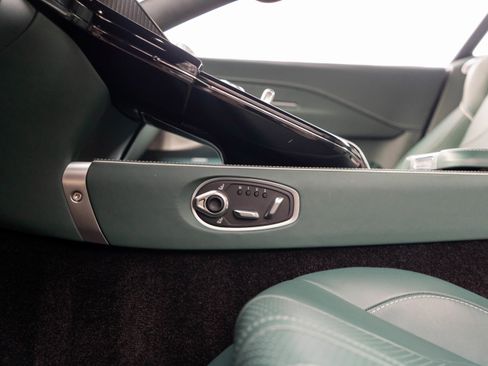 Used 2025 Aston Martin V8 Vantage Coupe image 16