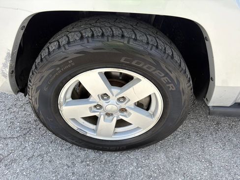 Used 2008 Jeep Commander Sport image 11