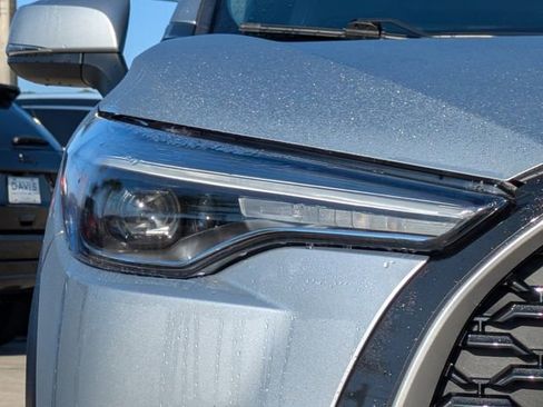 Used 2024 Toyota Corolla Cross XLE image 10