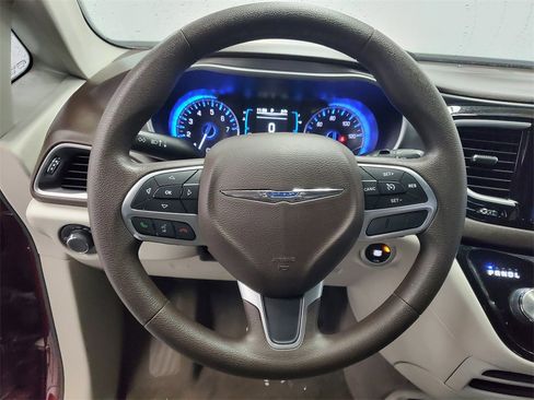 Used 2017 Chrysler Pacifica Touring image 11
