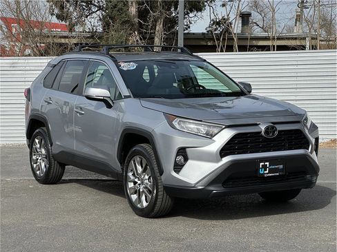 Used 2021 Toyota RAV4 XLE Premium image 8