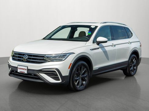 Used 2023 Volkswagen Tiguan SE w/ Panoramic Sunroof Package AWD/4WD image 3