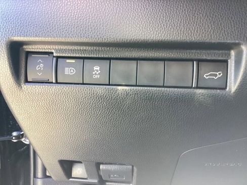 Used 2022 Toyota Venza LE image 14