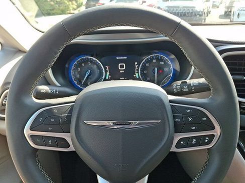 Certified 2024 Chrysler Pacifica Touring-L FWD image 24