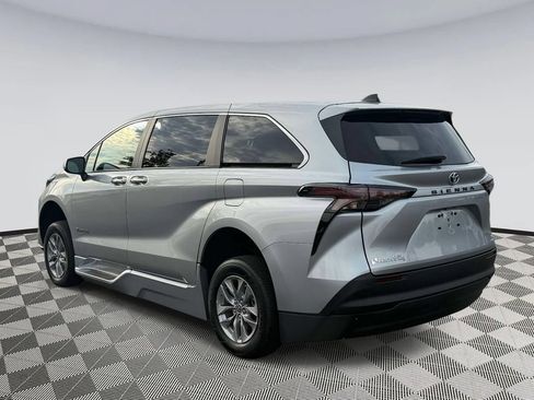 Used 2024 Toyota Sienna XLE FWD image 4