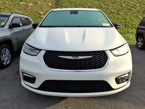 Used 2024 Chrysler Pacifica Touring-L image 13