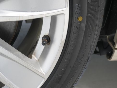 Used 2011 Buick LaCrosse CXL image 29