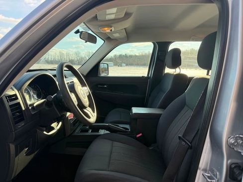 Used 2012 Jeep Liberty Sport image 7