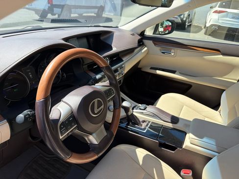 Used 2017 Lexus ES 300h FWD image 11