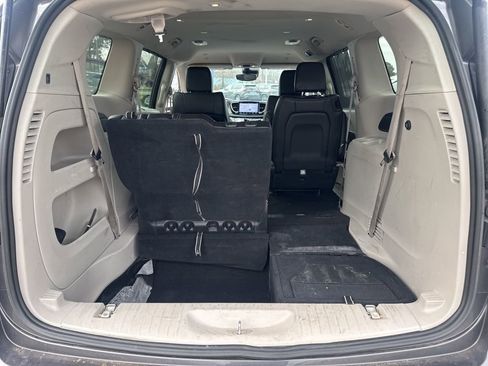 Used 2023 Chrysler Pacifica Touring-L image 27