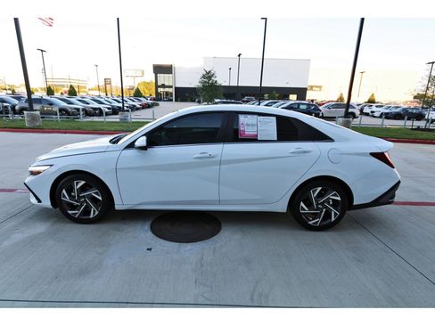 Certified 2025 Hyundai Elantra SEL image 6