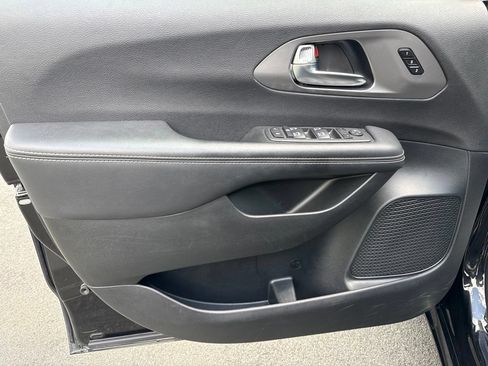 Used 2025 Chrysler Pacifica Select FWD image 26