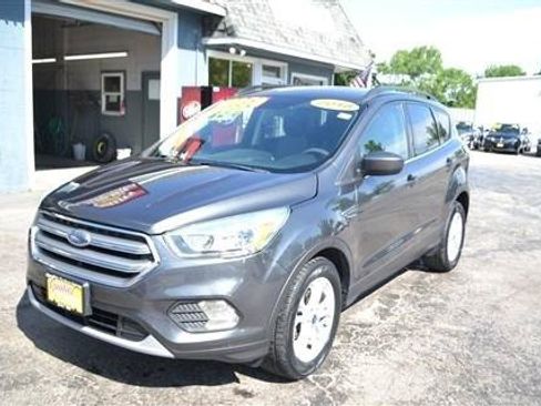 Used 2018 Ford Escape SE w/ SE Sync 3 Package FWD image 2