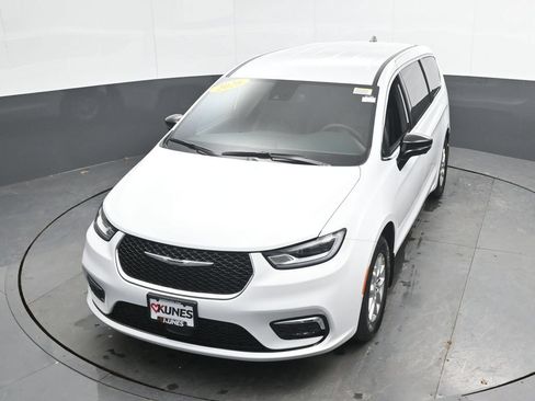 New 2026 Chrysler Pacifica Select FWD image 33