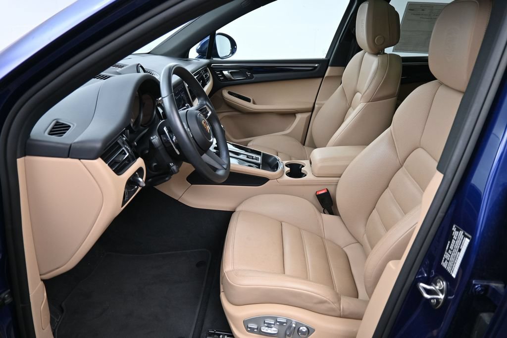 Certified 2025 Porsche Macan AWD/4WD image 9