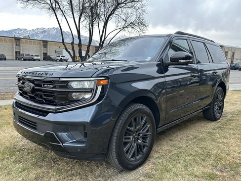Used 2025 Ford Expedition Platinum w/ Stealth Appearance Package image 13
