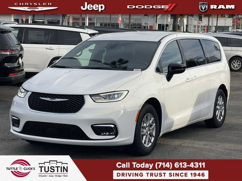 New 2026 Chrysler Pacifica Select FWD image 3