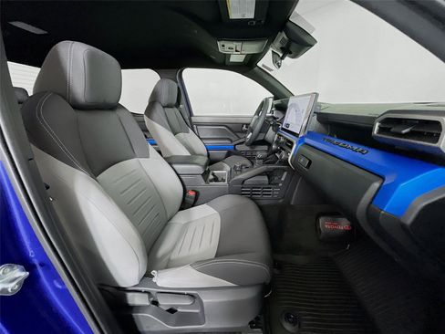 Used 2025 Toyota Tacoma TRD Off-Road image 31