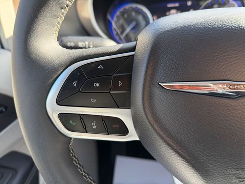 Used 2024 Chrysler Pacifica Touring-L image 16
