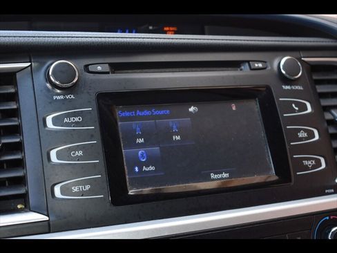 Used 2018 Toyota Highlander LE FWD image 10
