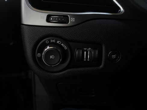 Used 2020 Jeep Cherokee Limited image 23