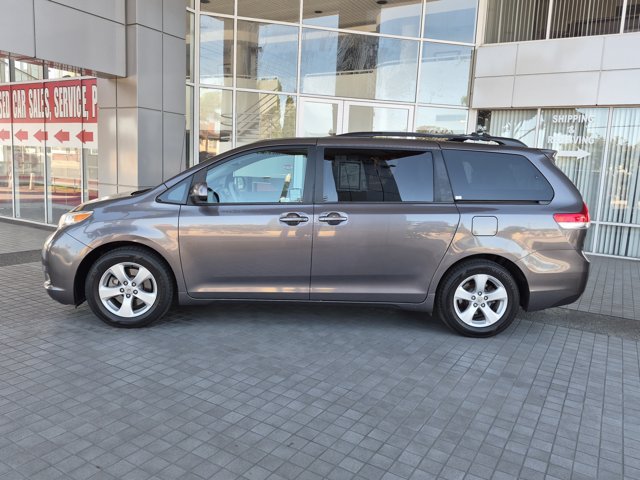Used 2013 Toyota Sienna LE w/ Towing Pkg FWD image 13