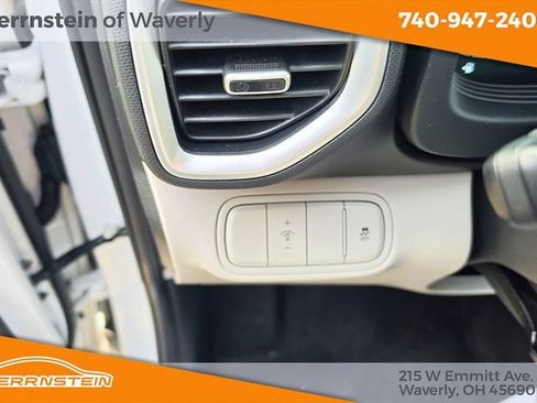 Used 2025 Hyundai Venue SEL FWD image 16