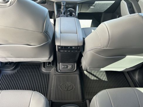 Used 2024 Toyota Highlander Platinum image 29