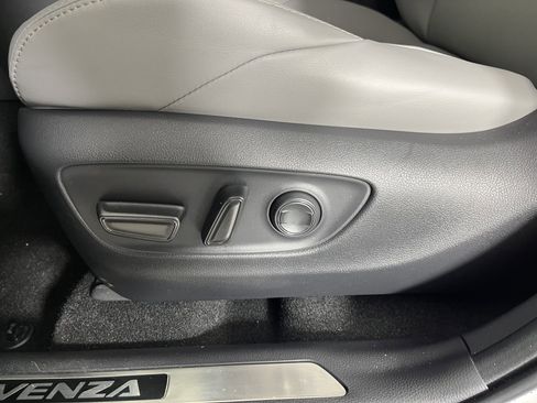Certified 2024 Toyota Venza XLE AWD/4WD image 19