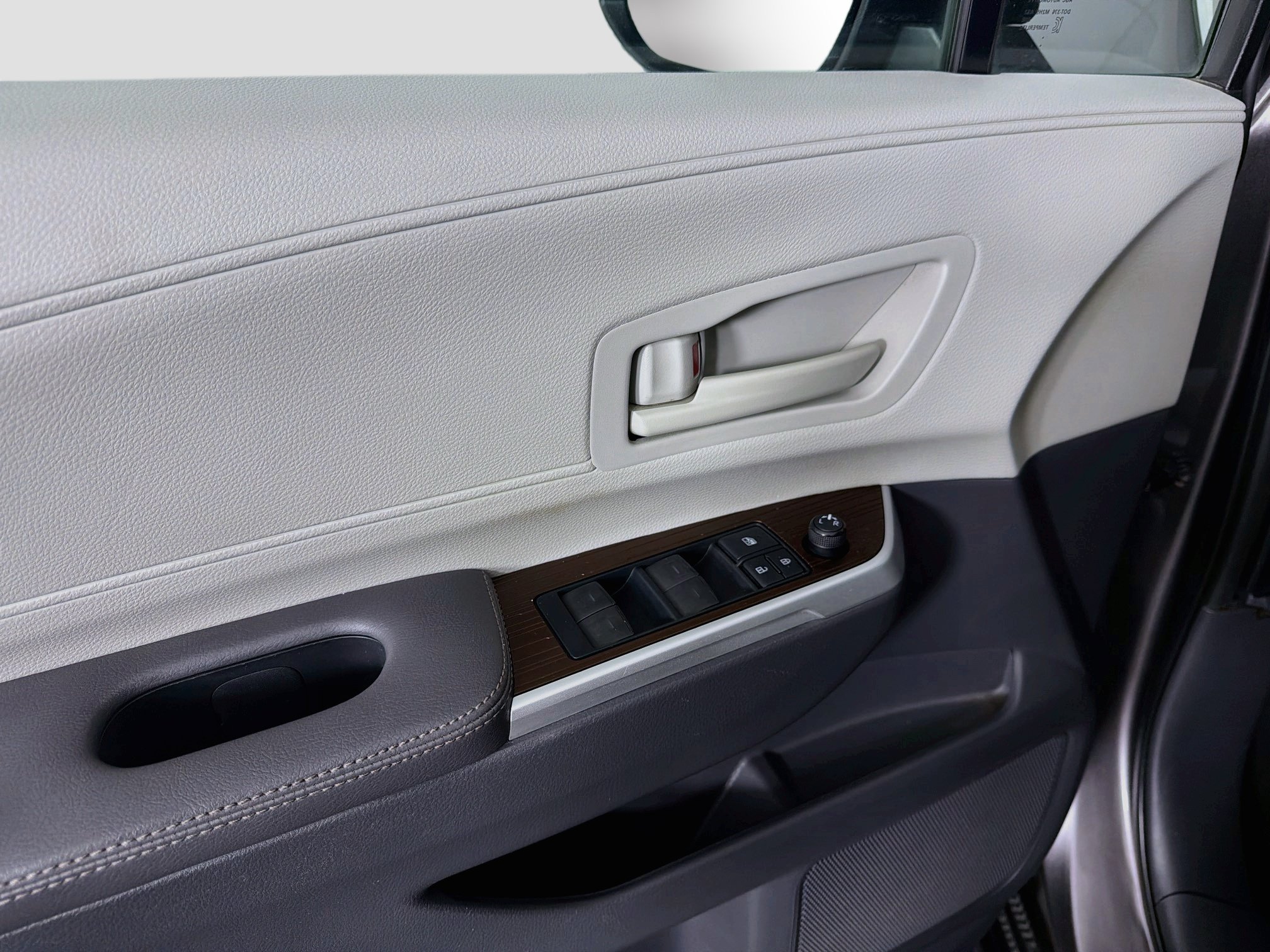 Used 2022 Toyota Sienna LE w/ LE Plus Package FWD image 15