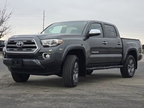 Used 2017 Toyota Tacoma Limited image 21