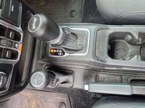 Used 2024 Jeep Wrangler Unlimited Sahara w/ Technology Group AWD/4WD image 9