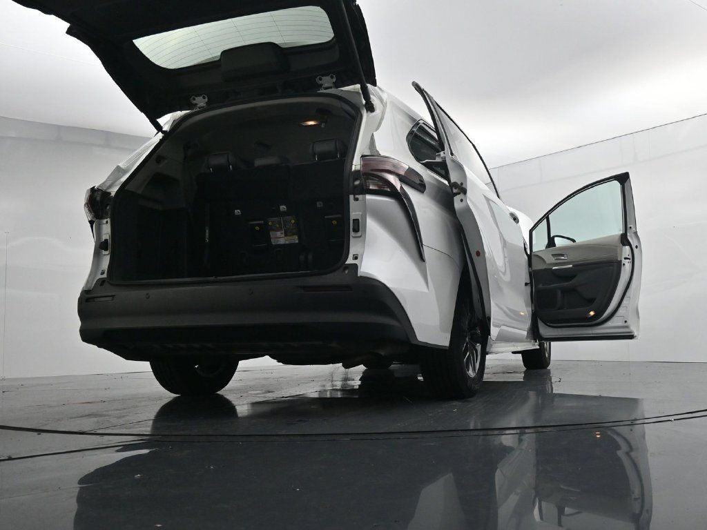 Used 2024 Toyota Sienna XLE FWD image 30