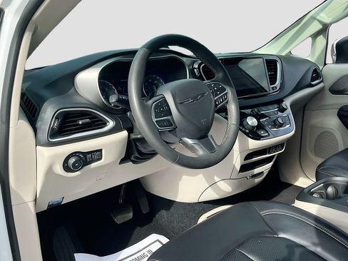 Certified 2023 Chrysler Pacifica Touring-L FWD image 9