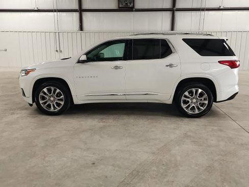 Used 2021 Chevrolet Traverse Premier FWD image 2