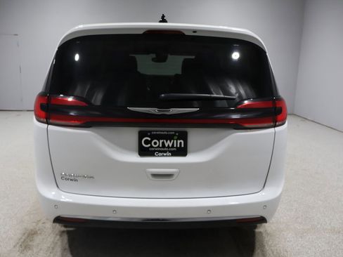 Certified 2024 Chrysler Pacifica Touring-L image 4