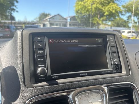Used 2015 Chrysler Town & Country Touring FWD image 18