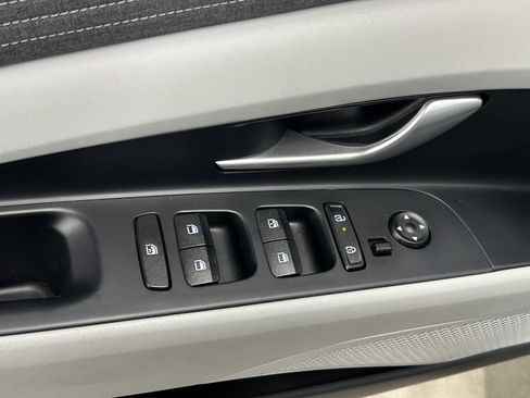 Used 2025 Hyundai Elantra Limited image 10