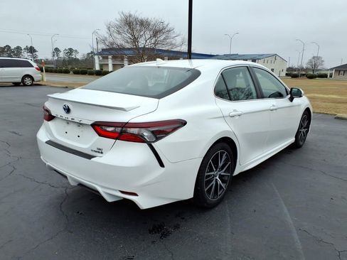 Used 2022 Toyota Camry SE w/ Cold Weather Package image 3