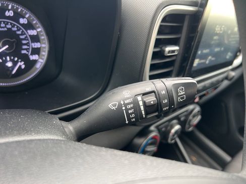 Used 2022 Hyundai Venue SE image 14