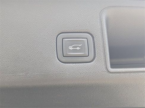 Used 2023 GMC Terrain SLT image 13