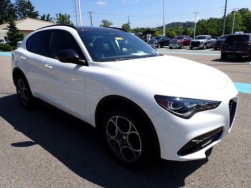 New 2025 Alfa Romeo Stelvio Sprint image 9