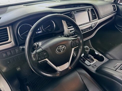 Used 2019 Toyota Highlander XLE AWD/4WD image 12