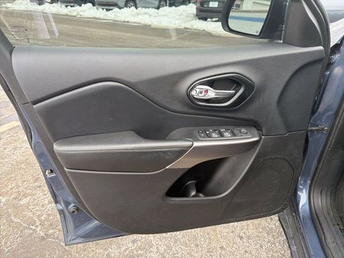 Used 2021 Jeep Cherokee Latitude Lux w/ Comfort/Convenience Group image 18