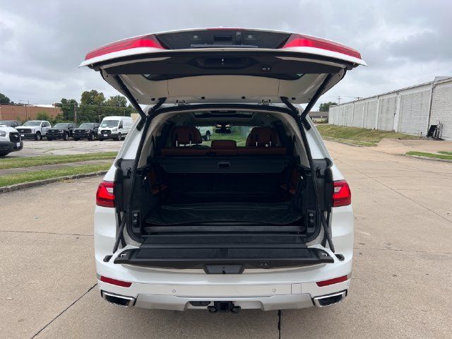 Used 2022 BMW X7 xDrive40i w/ Premium Package AWD/4WD image 9